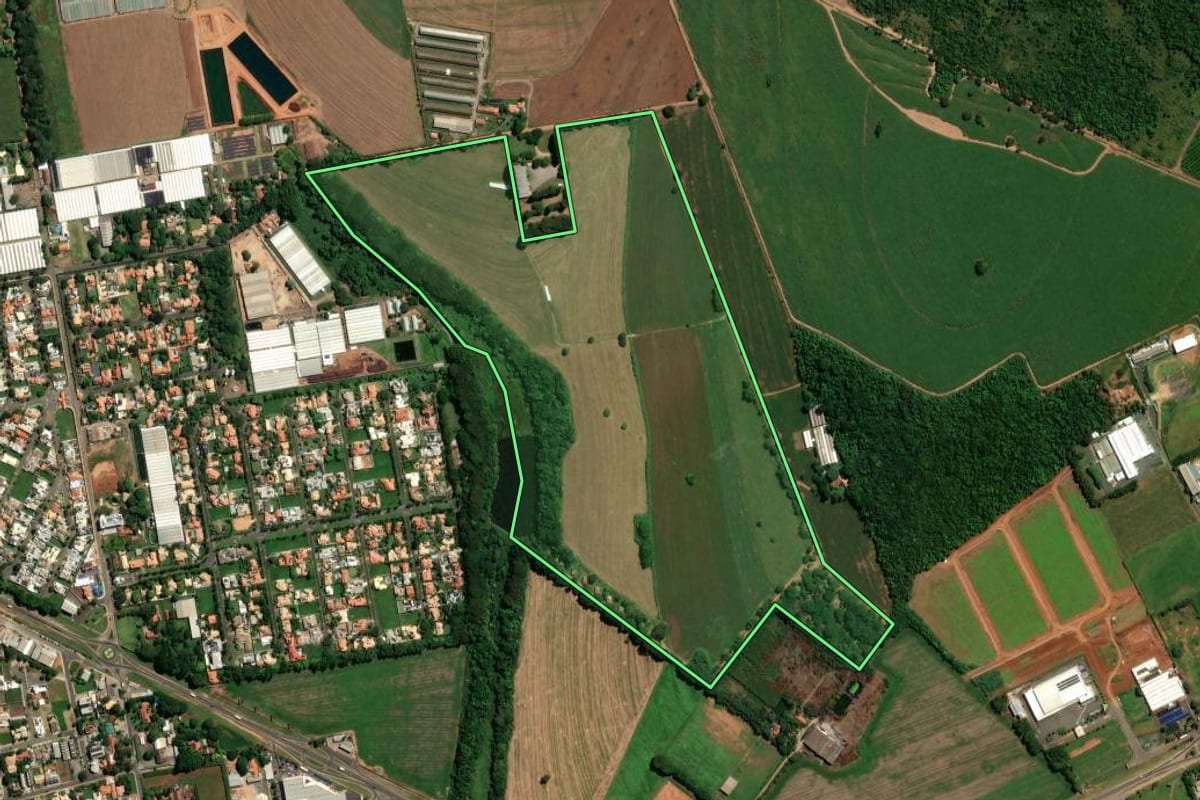 Imagem de satélite do imóvel rural em Holambra (SP), com o contorno declarado no CAR desenhado por cima.