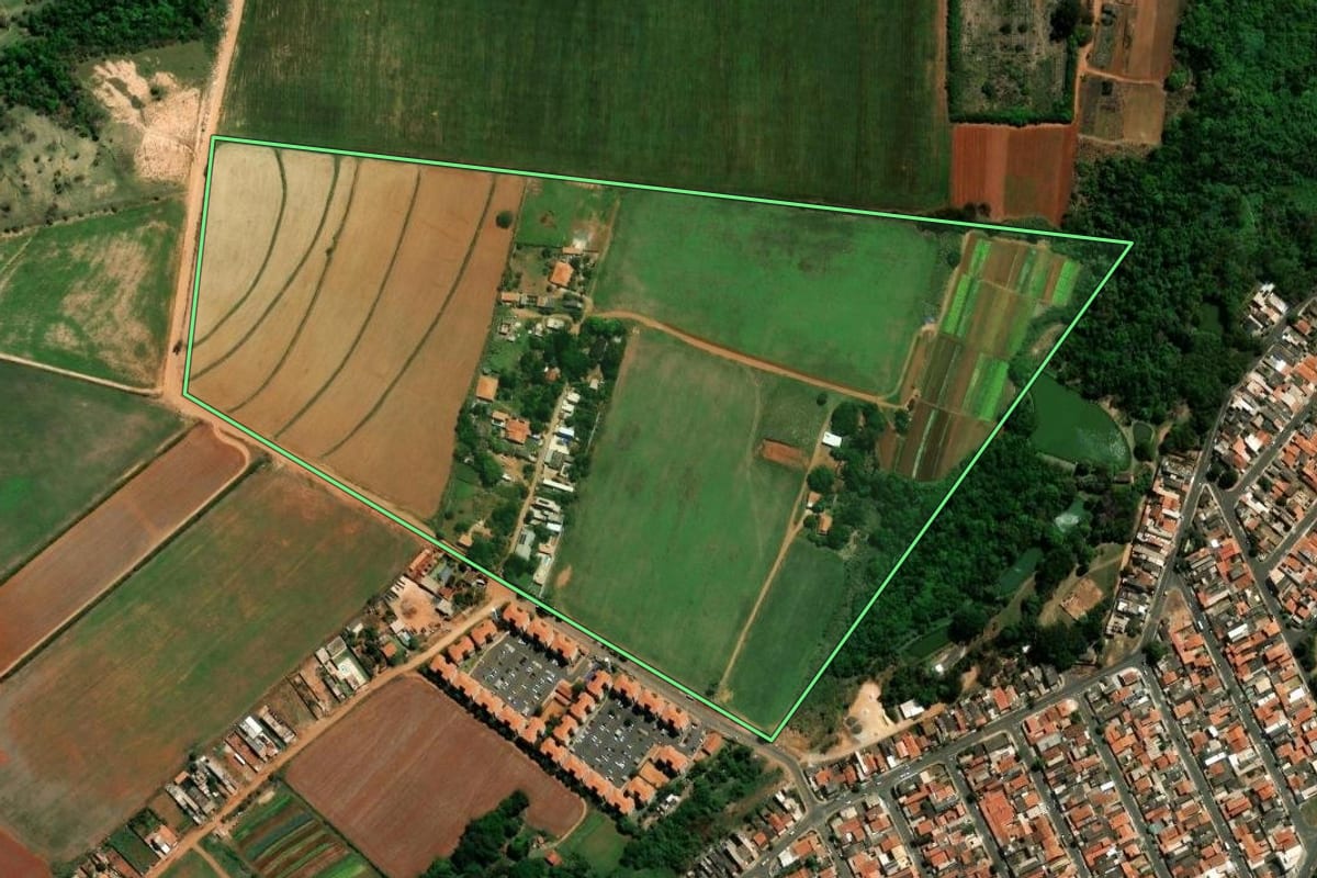 Imagem de satélite do imóvel rural em Hortolândia (SP), com o contorno declarado no CAR desenhado por cima.
