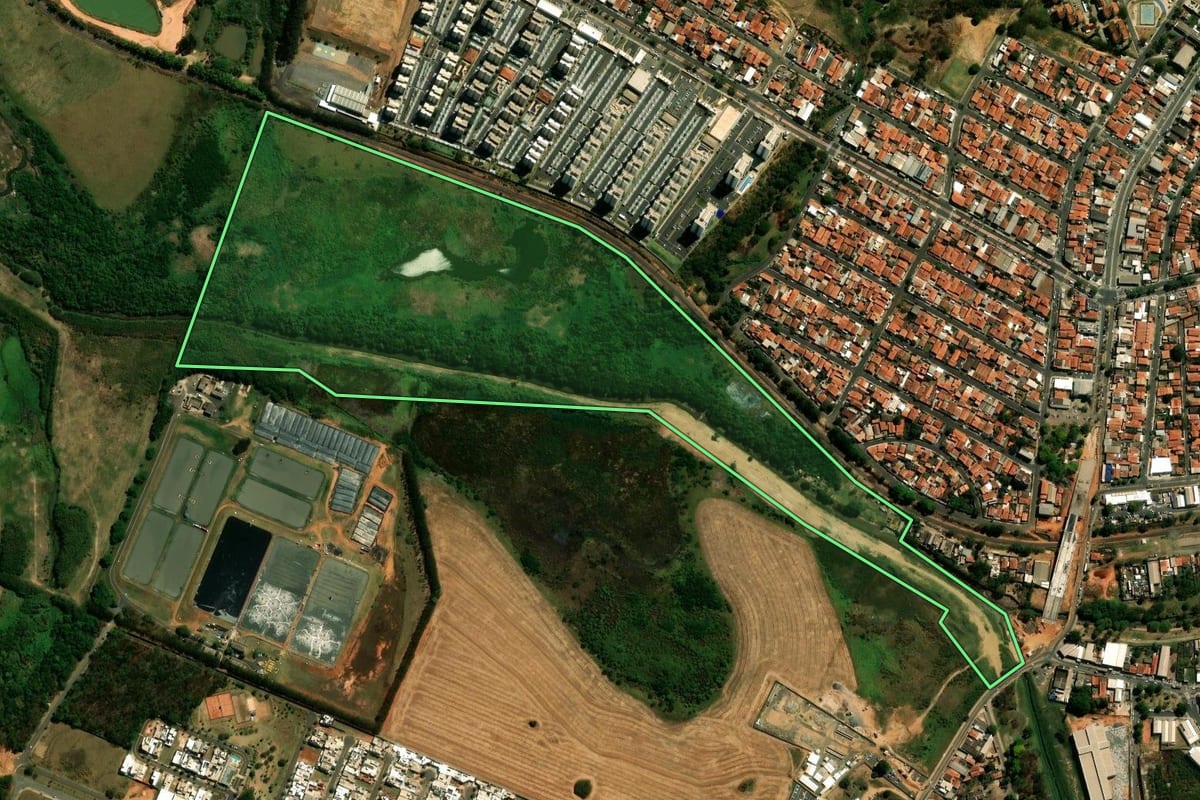 Imagem de satélite do imóvel rural em Hortolândia (SP), com o contorno declarado no CAR desenhado por cima.