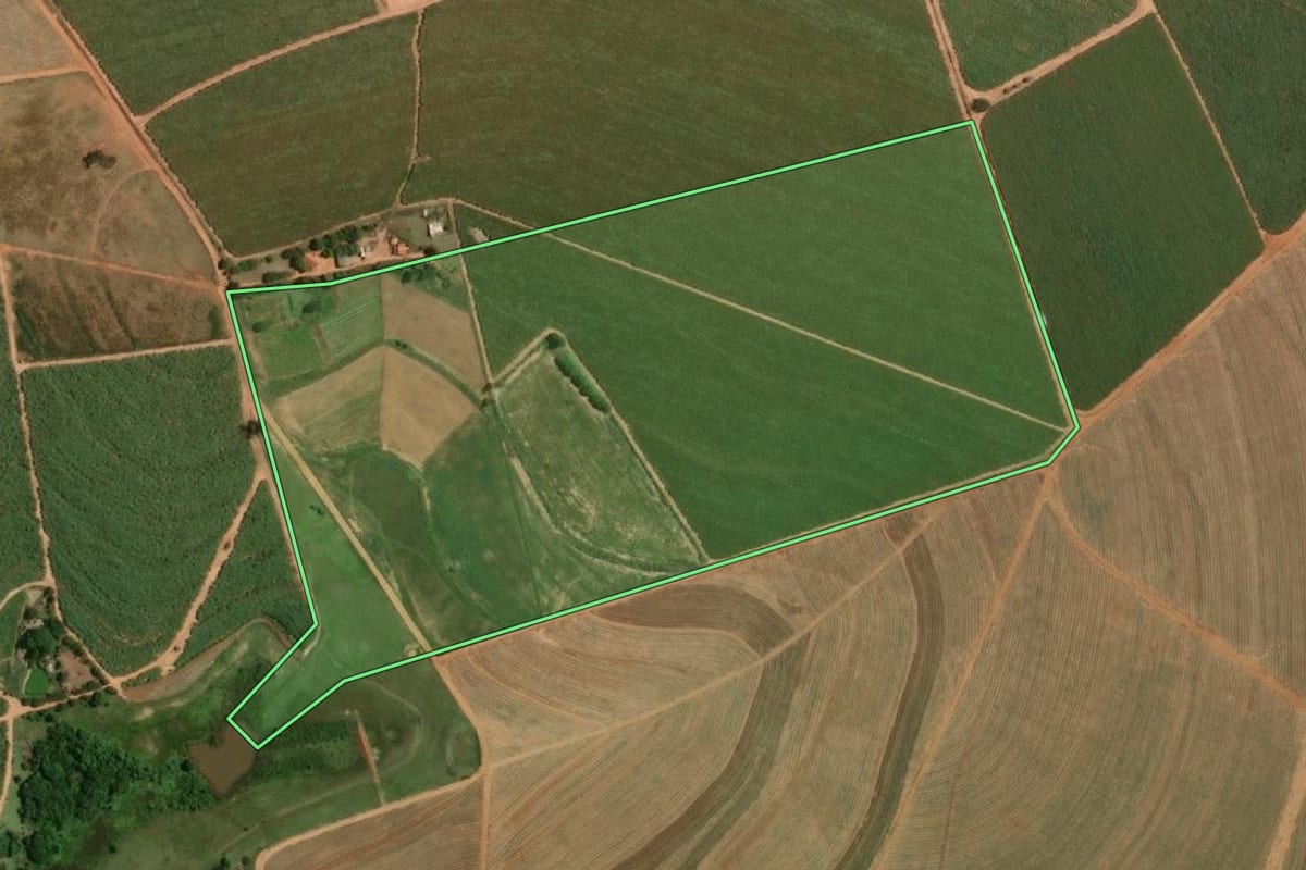 Imagem de satélite do imóvel rural em Iacanga (SP), com o contorno declarado no CAR desenhado por cima.