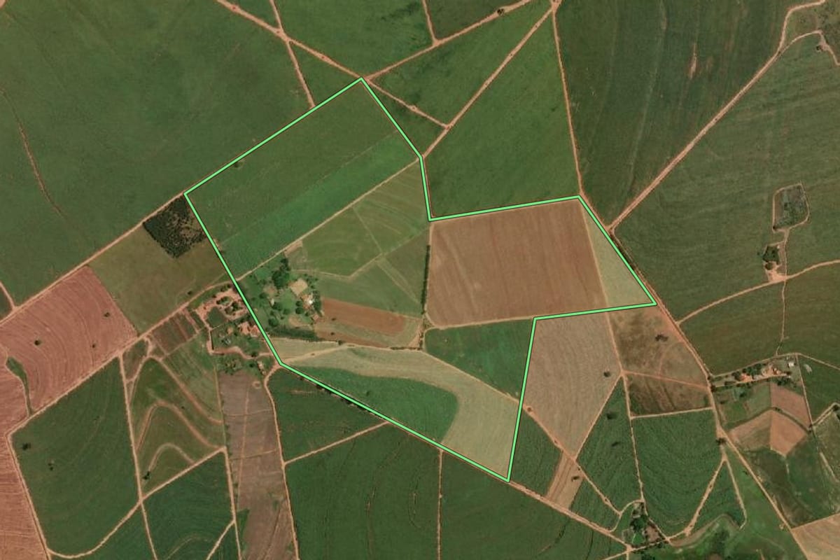 Imagem de satélite do imóvel rural em Iacanga (SP), com o contorno declarado no CAR desenhado por cima.