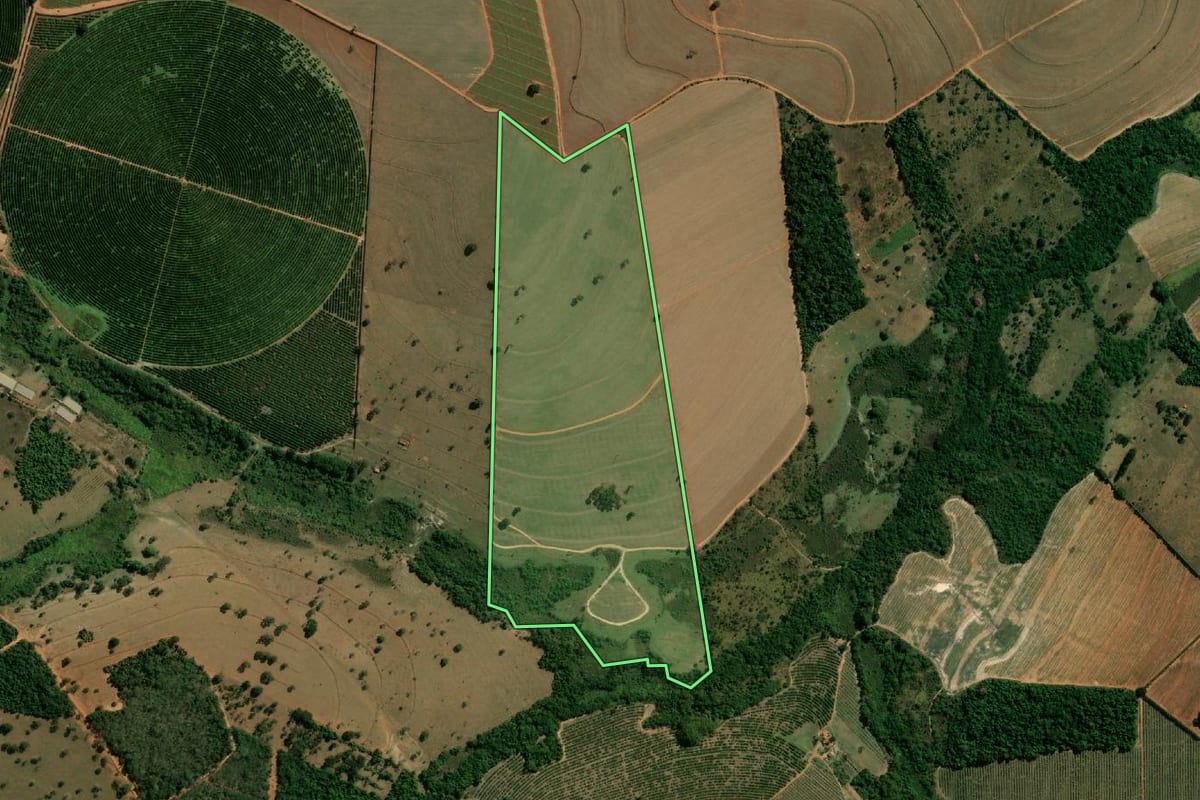 Imagem de satélite do imóvel rural em Iacanga (SP), com o contorno declarado no CAR desenhado por cima.