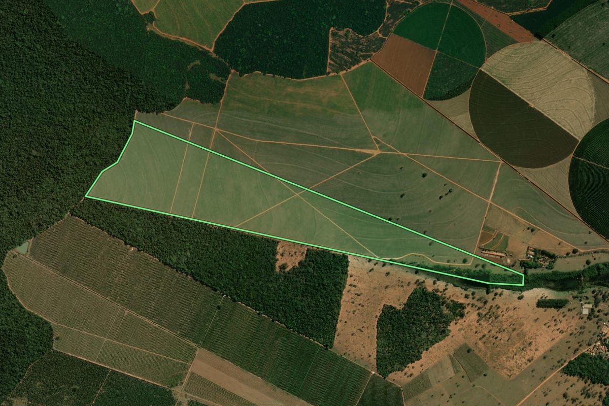 Imagem de satélite do imóvel rural em Iacanga (SP), com o contorno declarado no CAR desenhado por cima.