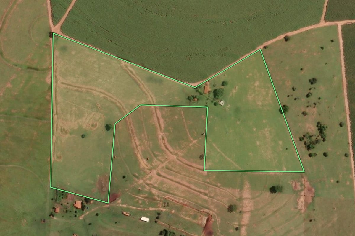 Imagem de satélite do imóvel rural em Iacanga (SP), com o contorno declarado no CAR desenhado por cima.