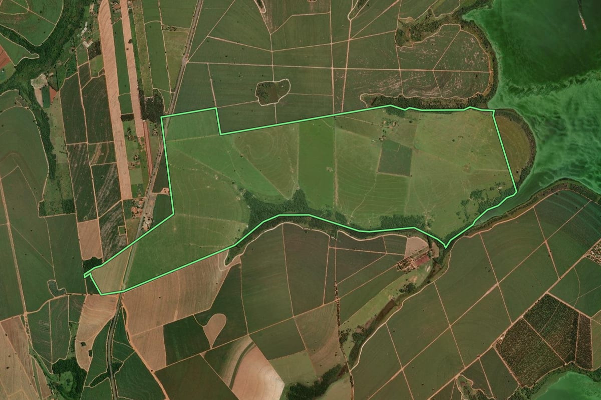 Imagem de satélite do imóvel rural em Iacanga (SP), com o contorno declarado no CAR desenhado por cima.