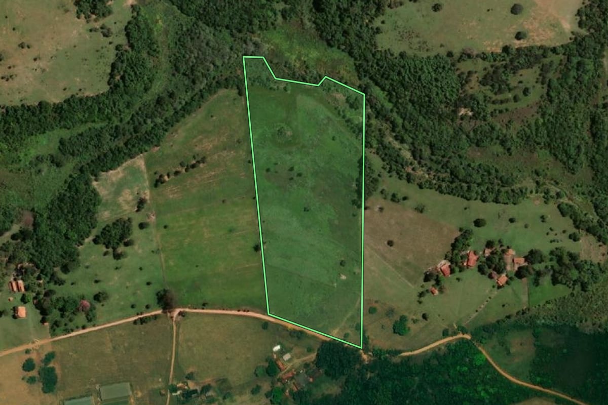 Imagem de satélite do imóvel rural em Iacanga (SP), com o contorno declarado no CAR desenhado por cima.