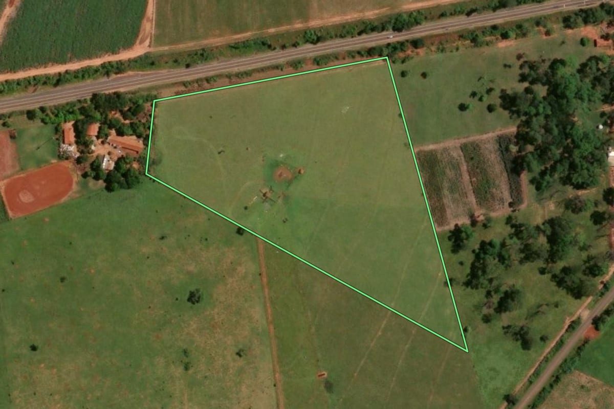 Imagem de satélite do imóvel rural em Iacanga (SP), com o contorno declarado no CAR desenhado por cima.