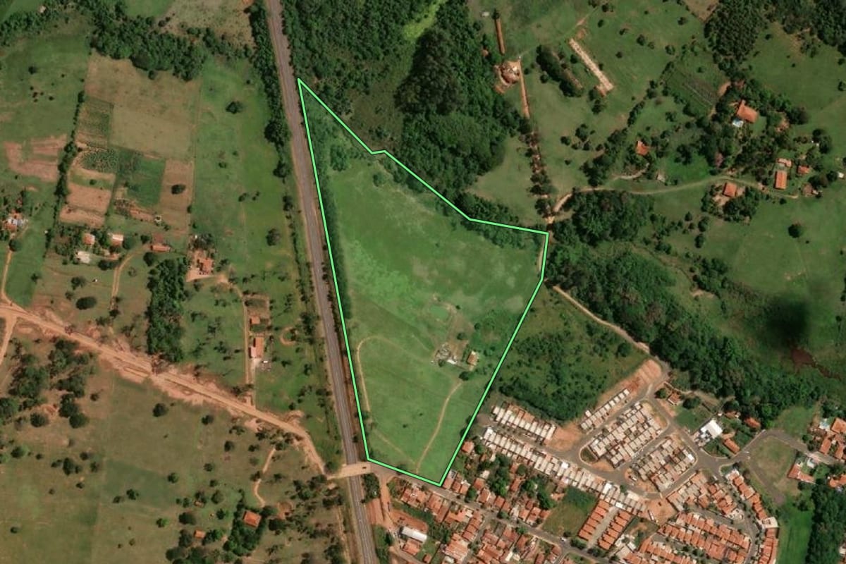 Imagem de satélite do imóvel rural em Iacanga (SP), com o contorno declarado no CAR desenhado por cima.