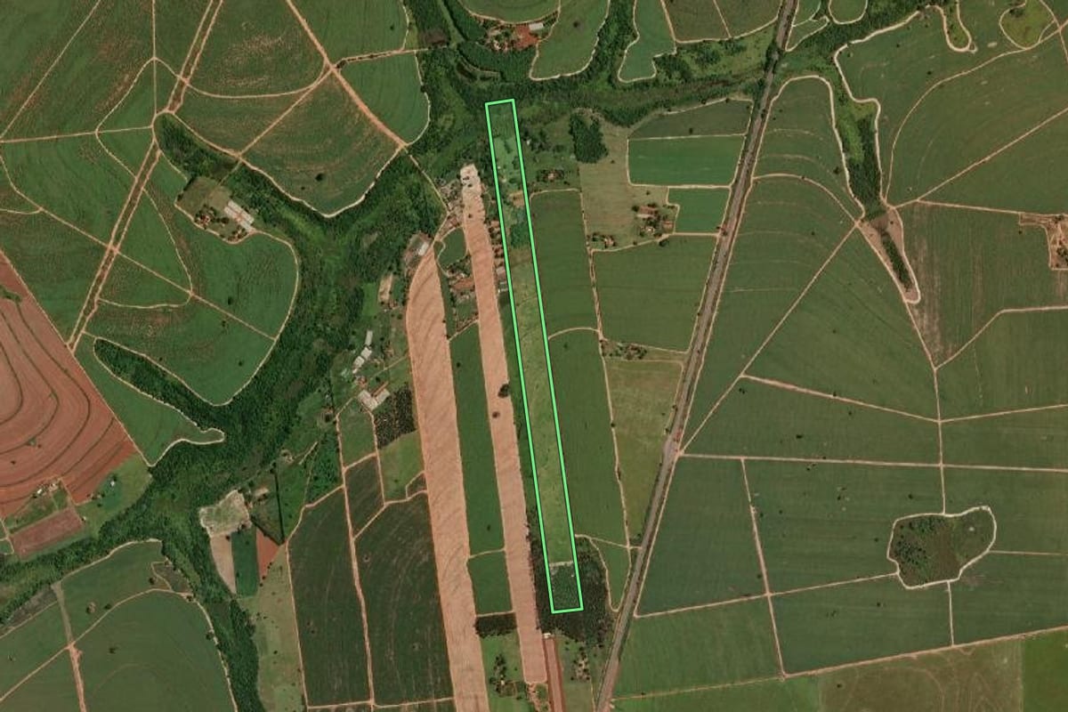 Imagem de satélite do imóvel rural em Iacanga (SP), com o contorno declarado no CAR desenhado por cima.