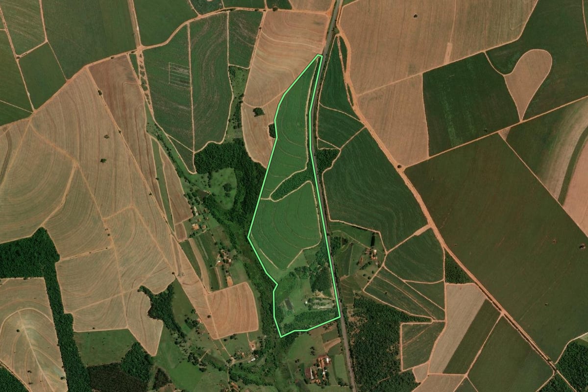 Imagem de satélite do imóvel rural em Iacanga (SP), com o contorno declarado no CAR desenhado por cima.