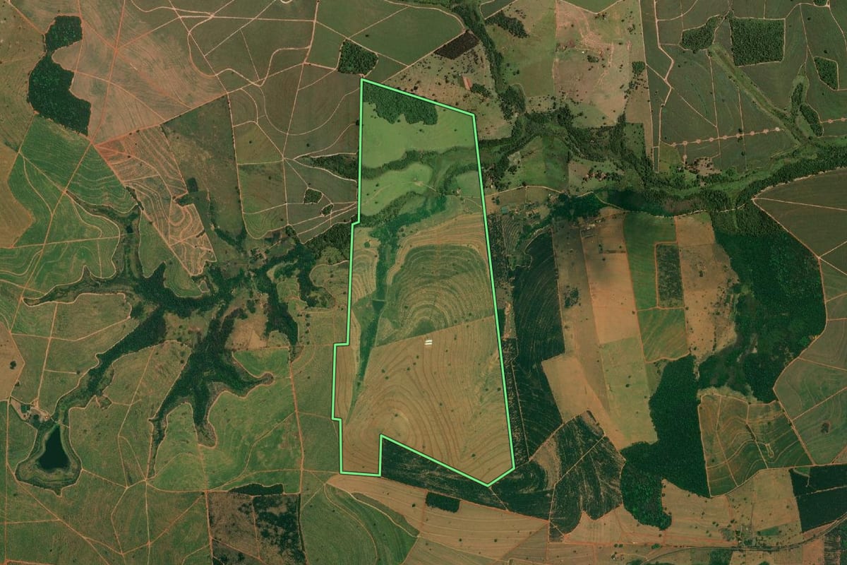Imagem de satélite do imóvel rural em Iacanga (SP), com o contorno declarado no CAR desenhado por cima.