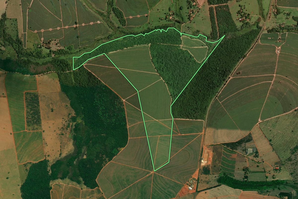 Imagem de satélite do imóvel rural em Iacanga (SP), com o contorno declarado no CAR desenhado por cima.