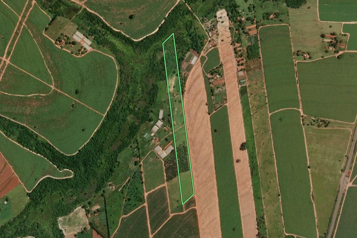 Imagem de satélite do imóvel rural em Iacanga (SP), com o contorno declarado no CAR desenhado por cima.