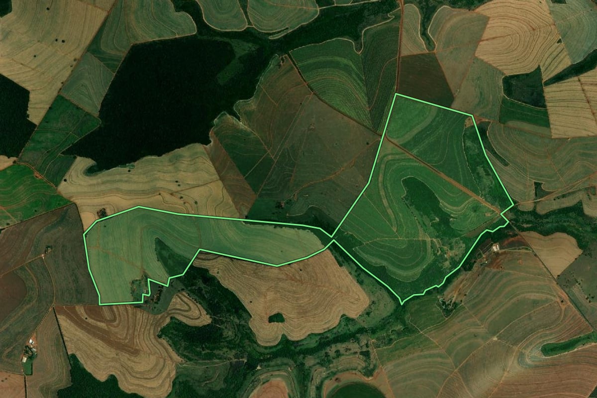Imagem de satélite do imóvel rural em Iacanga (SP), com o contorno declarado no CAR desenhado por cima.