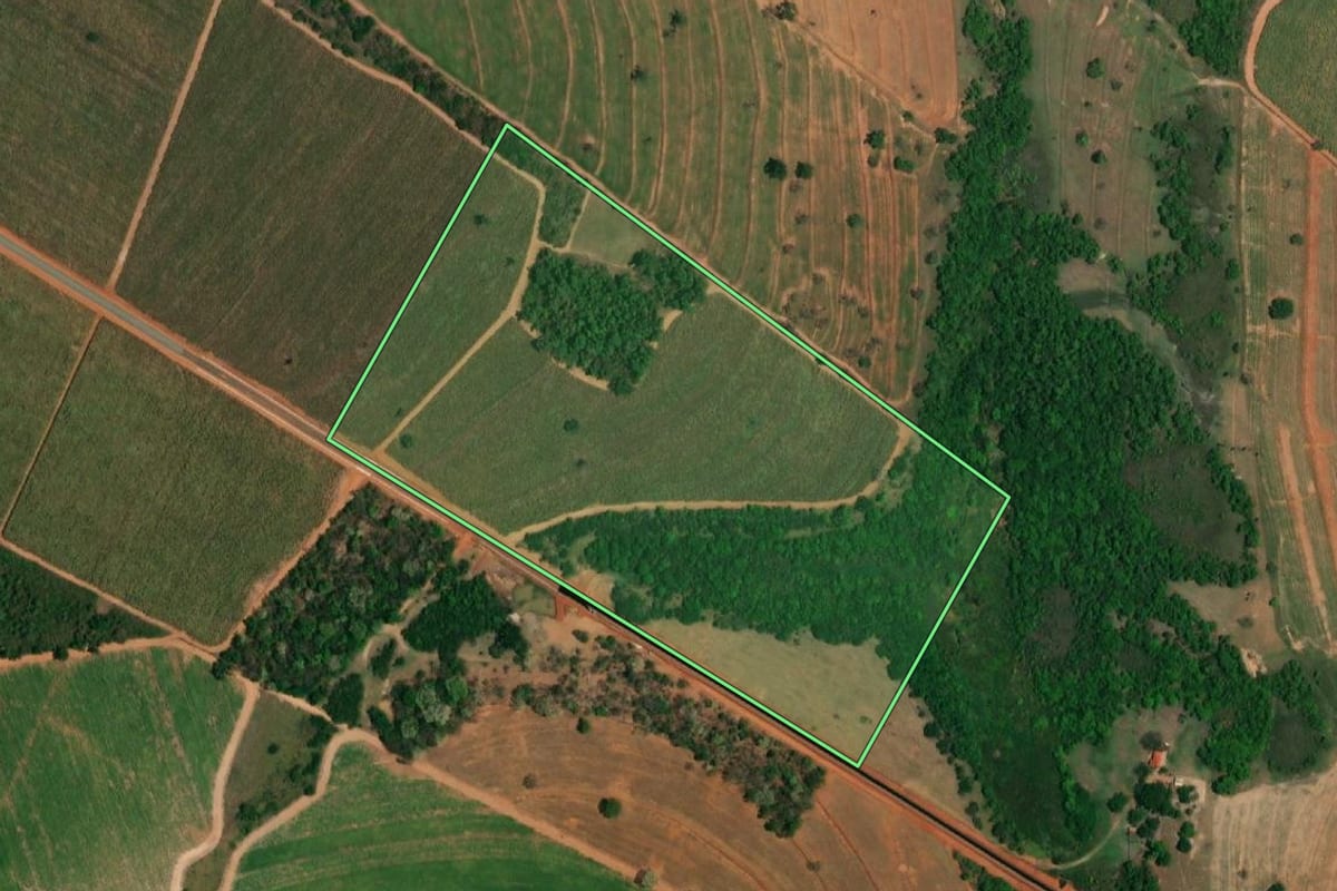 Imagem de satélite do imóvel rural em Iacanga (SP), com o contorno declarado no CAR desenhado por cima.