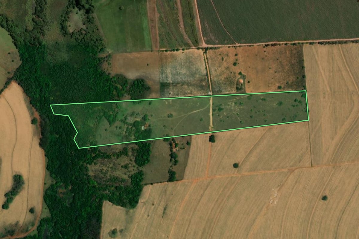 Imagem de satélite do imóvel rural em Iacanga (SP), com o contorno declarado no CAR desenhado por cima.