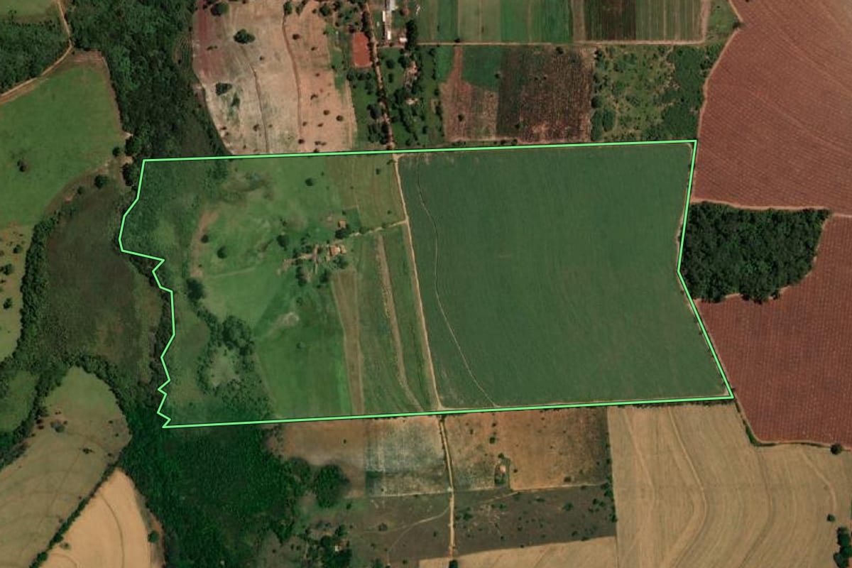 Imagem de satélite do imóvel rural em Iacanga (SP), com o contorno declarado no CAR desenhado por cima.