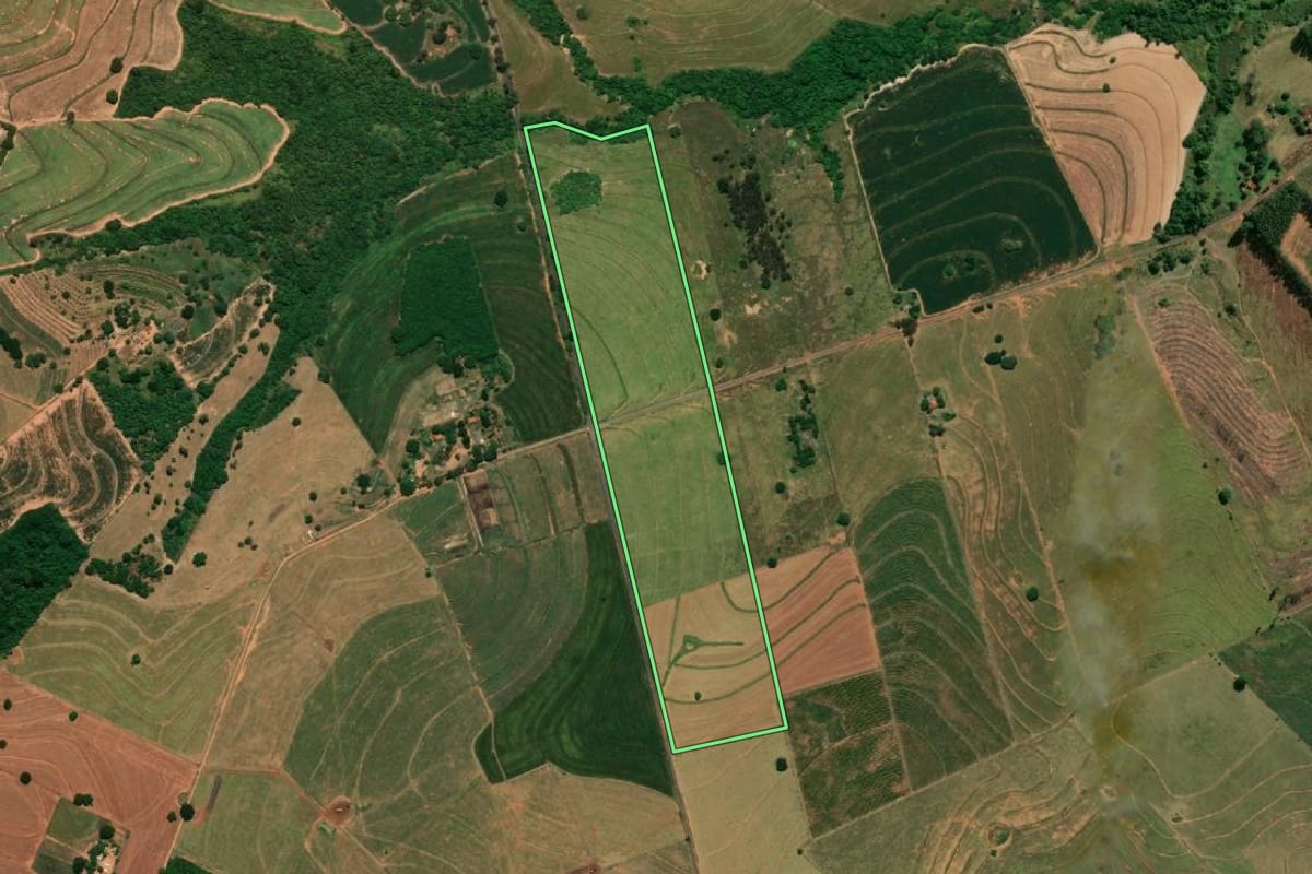 Imagem de satélite do imóvel rural em Iacri (SP), com o contorno declarado no CAR desenhado por cima.