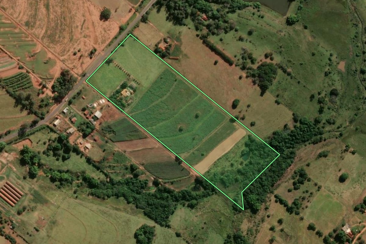 Imagem de satélite do imóvel rural em Iacri (SP), com o contorno declarado no CAR desenhado por cima.
