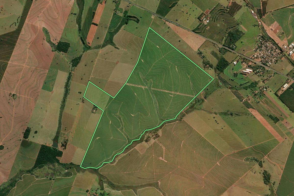 Imagem de satélite do imóvel rural em Iacri (SP), com o contorno declarado no CAR desenhado por cima.