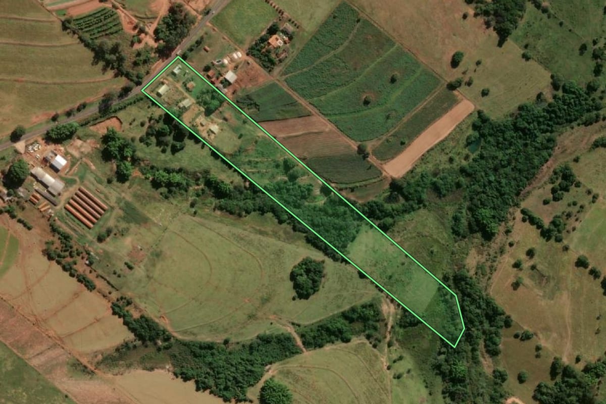 Imagem de satélite do imóvel rural em Iacri (SP), com o contorno declarado no CAR desenhado por cima.