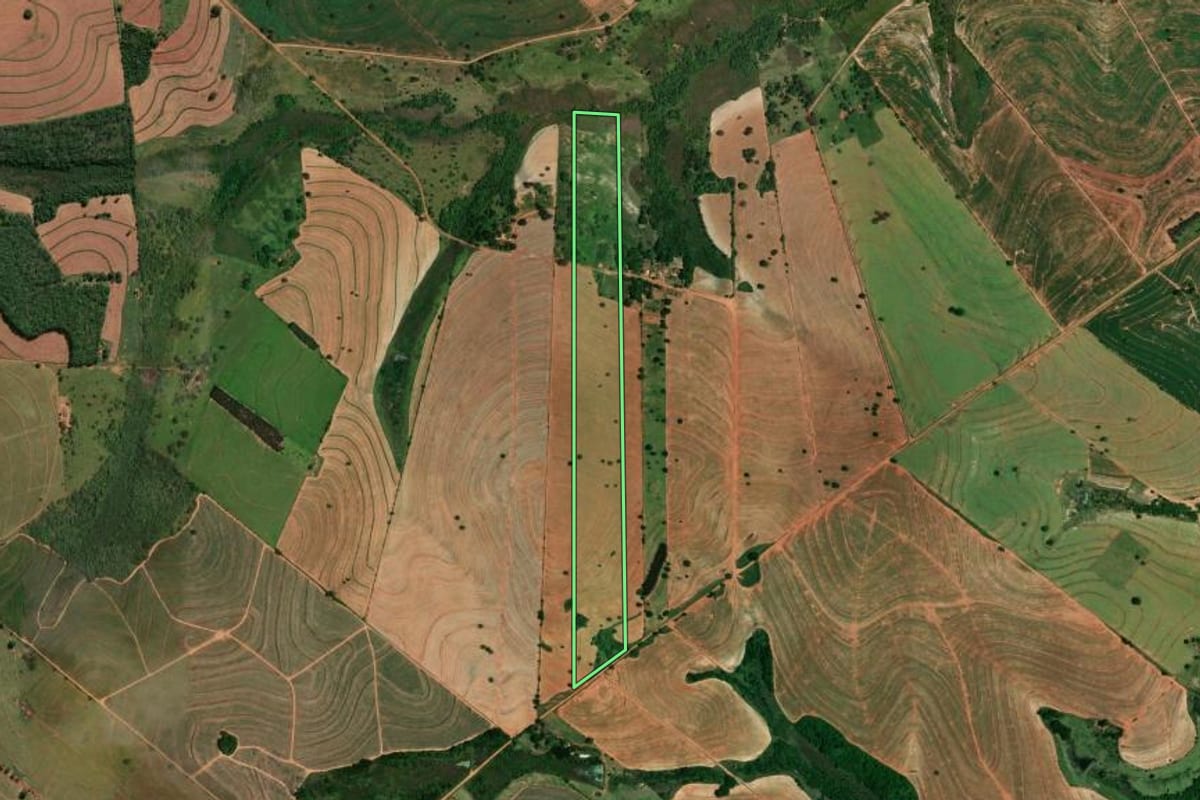 Imagem de satélite do imóvel rural em Iacri (SP), com o contorno declarado no CAR desenhado por cima.