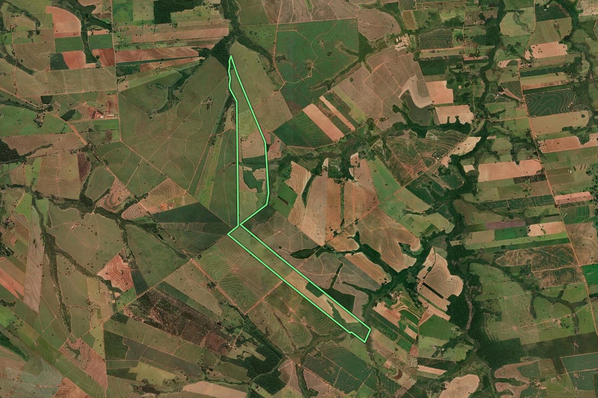 Imagem de satélite do imóvel rural em Iacri (SP), com o contorno declarado no CAR desenhado por cima.