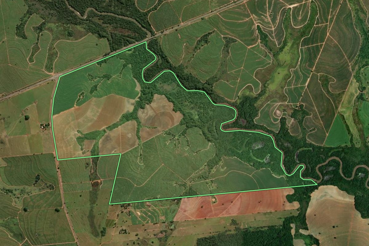 Imagem de satélite do imóvel rural em Iacri (SP), com o contorno declarado no CAR desenhado por cima.