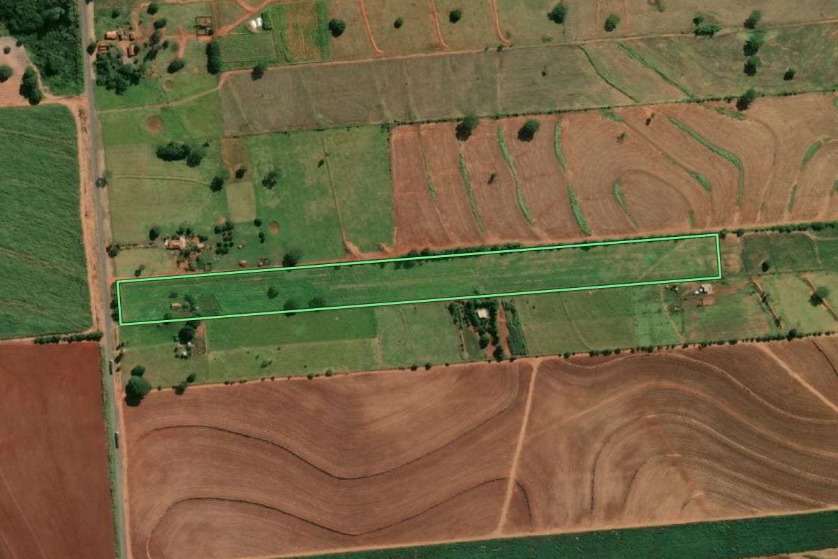 Imagem de satélite do imóvel rural em Iacri (SP), com o contorno declarado no CAR desenhado por cima.