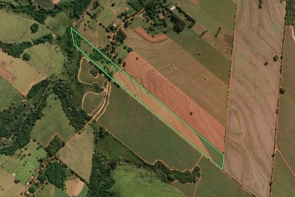 Imagem de satélite do imóvel rural em Iacri (SP), com o contorno declarado no CAR desenhado por cima.