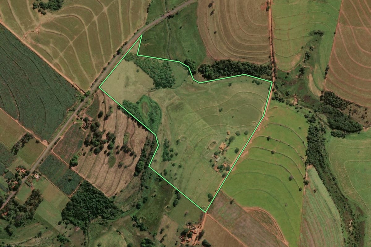 Imagem de satélite do imóvel rural em Iacri (SP), com o contorno declarado no CAR desenhado por cima.