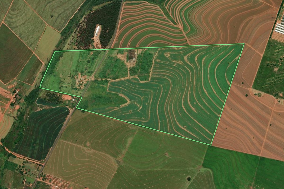 Imagem de satélite do imóvel rural em Iacri (SP), com o contorno declarado no CAR desenhado por cima.