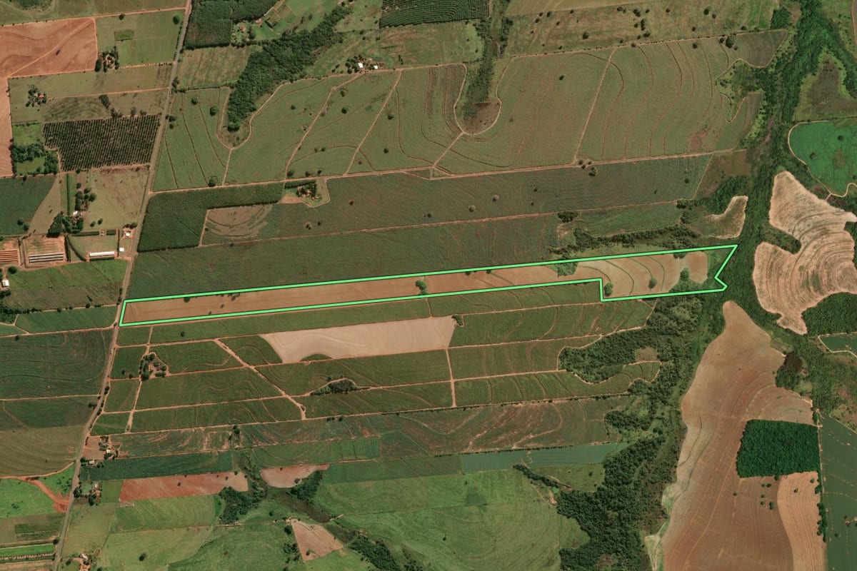 Imagem de satélite do imóvel rural em Iacri (SP), com o contorno declarado no CAR desenhado por cima.