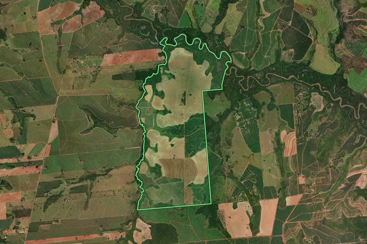 Imagem de satélite do imóvel rural em Iacri (SP), com o contorno declarado no CAR desenhado por cima.