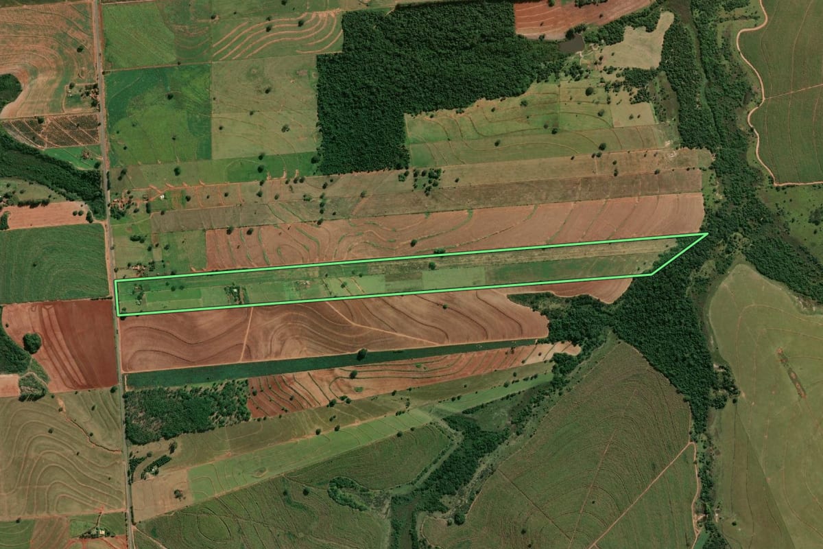 Imagem de satélite do imóvel rural em Iacri (SP), com o contorno declarado no CAR desenhado por cima.