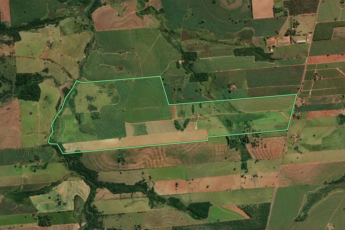Imagem de satélite do imóvel rural em Iacri (SP), com o contorno declarado no CAR desenhado por cima.