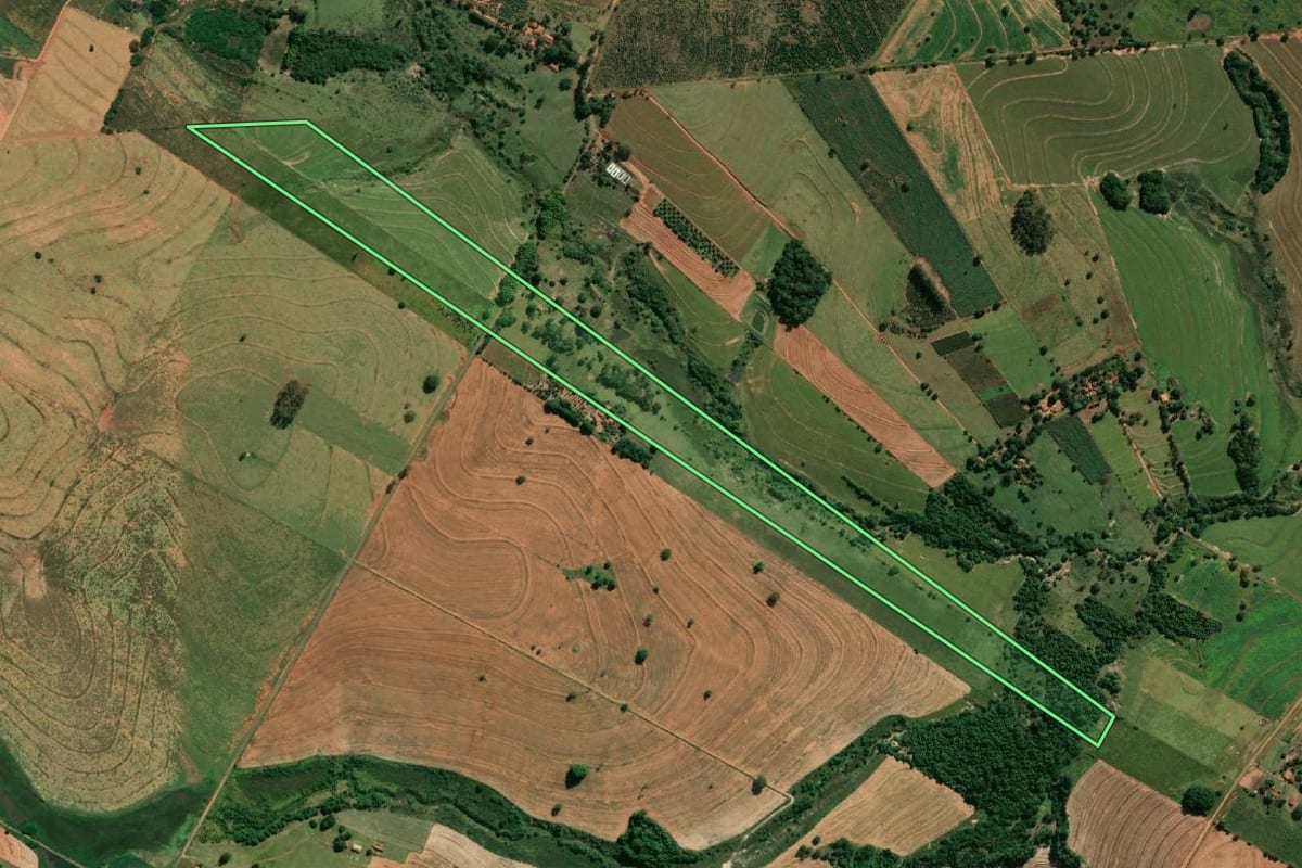 Imagem de satélite do imóvel rural em Iacri (SP), com o contorno declarado no CAR desenhado por cima.