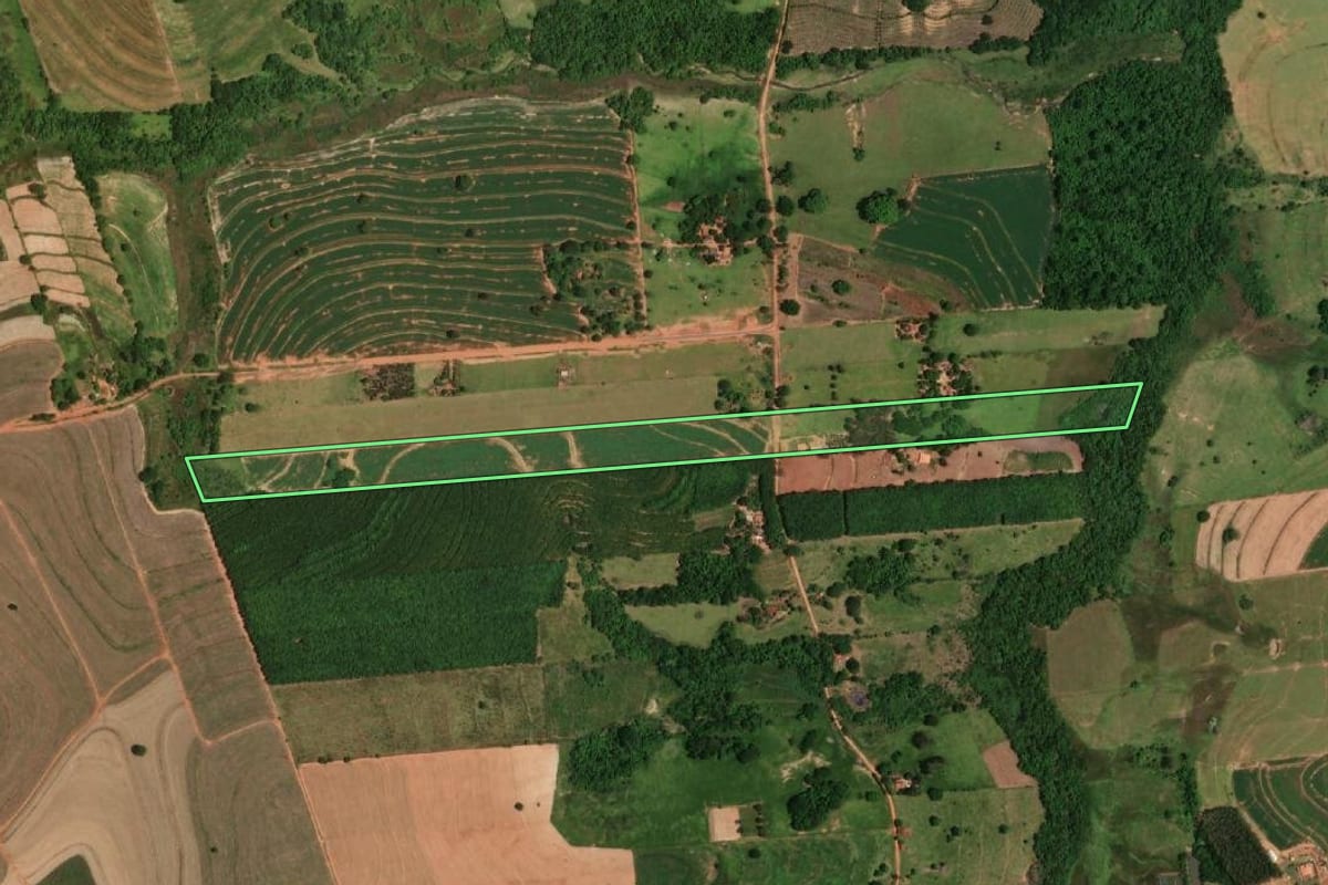 Imagem de satélite do imóvel rural em Iacri (SP), com o contorno declarado no CAR desenhado por cima.