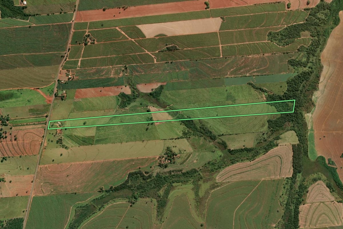 Imagem de satélite do imóvel rural em Iacri (SP), com o contorno declarado no CAR desenhado por cima.