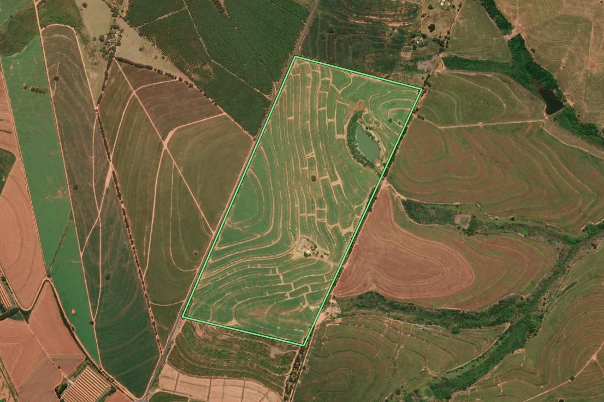 Imagem de satélite do imóvel rural em Iacri (SP), com o contorno declarado no CAR desenhado por cima.