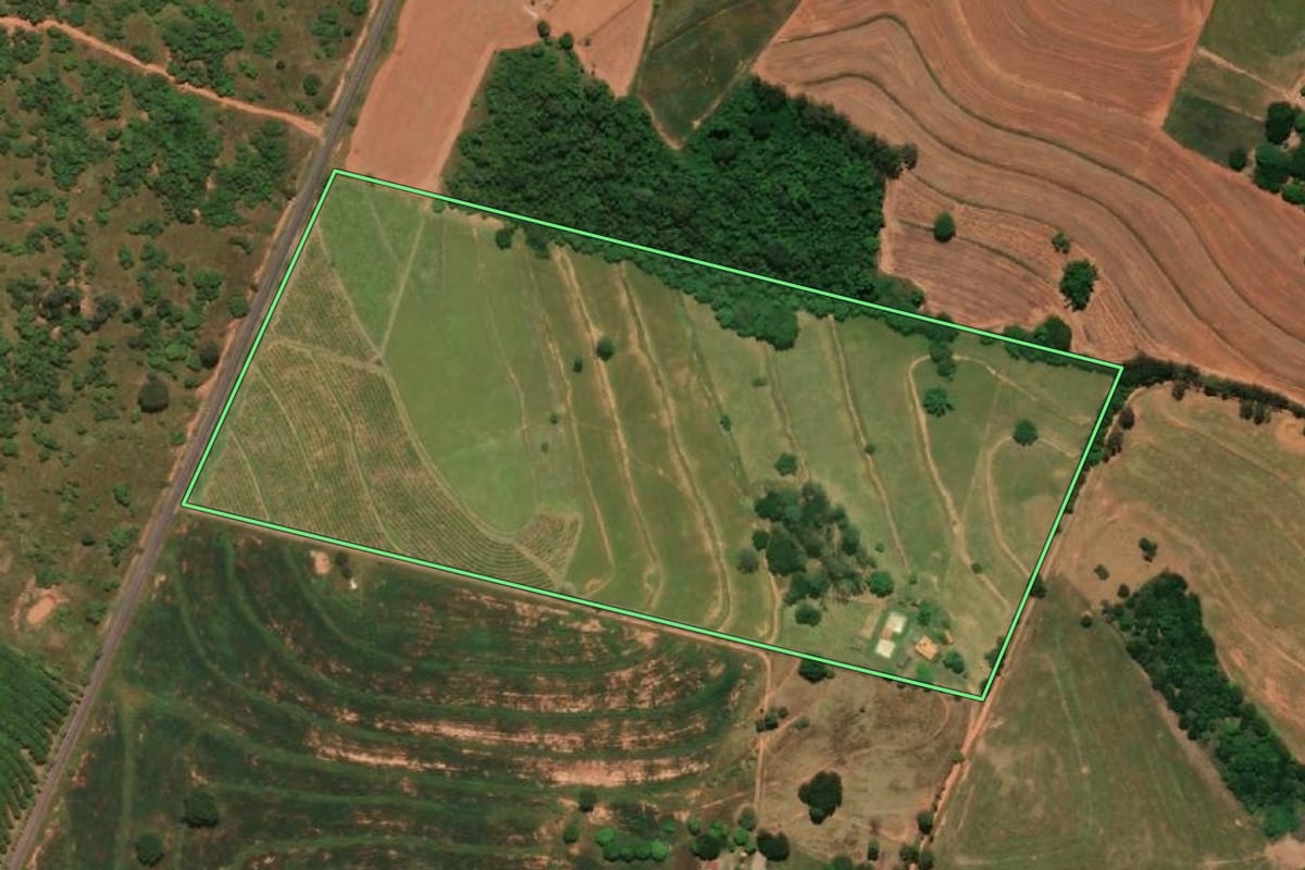 Imagem de satélite do imóvel rural em Iacri (SP), com o contorno declarado no CAR desenhado por cima.