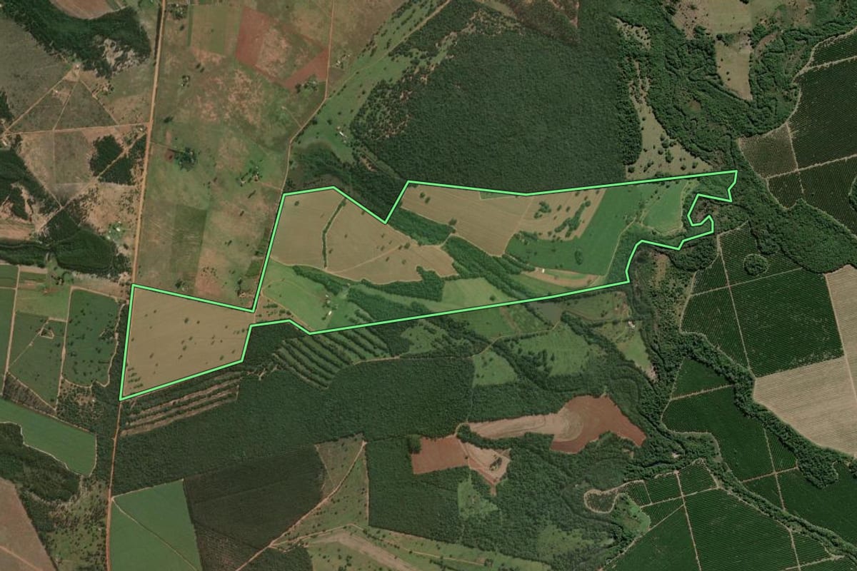 Imagem de satélite do imóvel rural em Iaras (SP), com o contorno declarado no CAR desenhado por cima.
