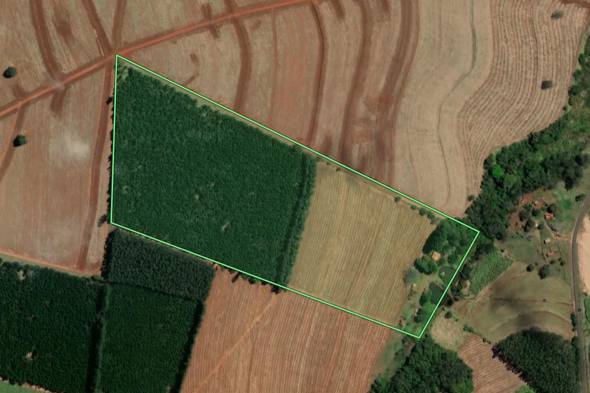 Imagem de satélite do imóvel rural em Iaras (SP), com o contorno declarado no CAR desenhado por cima.