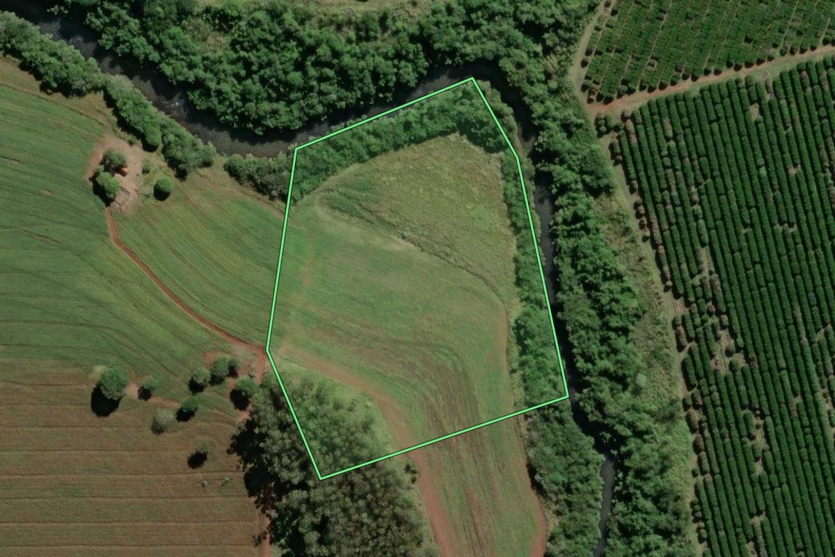 Imagem de satélite do imóvel rural em Iaras (SP), com o contorno declarado no CAR desenhado por cima.
