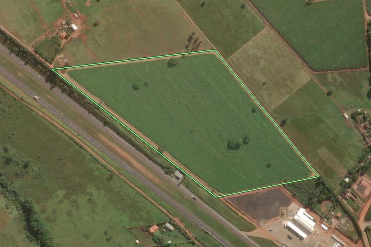 Imagem de satélite do imóvel rural em Iaras (SP), com o contorno declarado no CAR desenhado por cima.