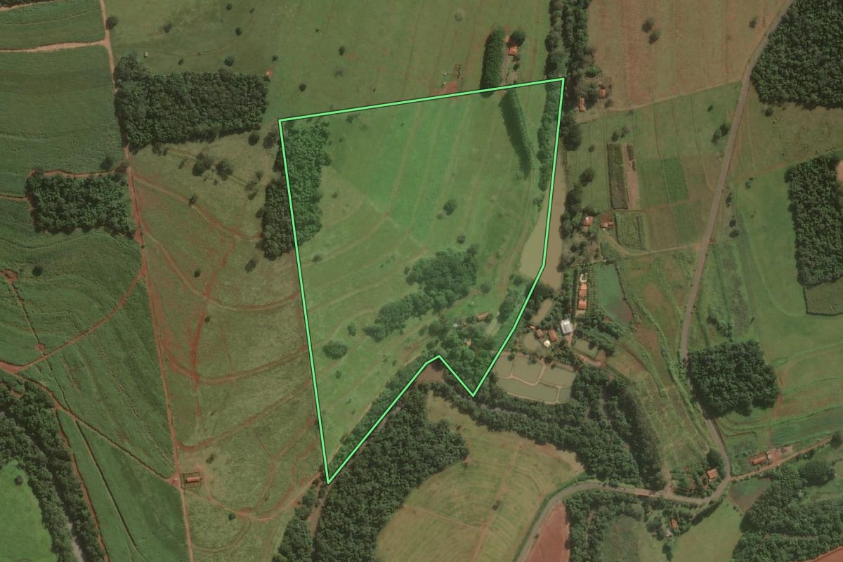 Imagem de satélite do imóvel rural em Iaras (SP), com o contorno declarado no CAR desenhado por cima.