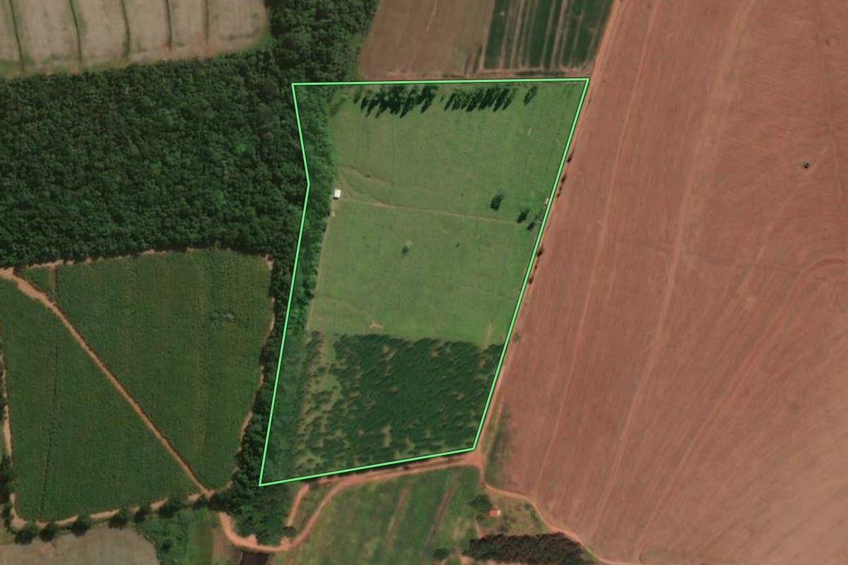 Imagem de satélite do imóvel rural em Iaras (SP), com o contorno declarado no CAR desenhado por cima.