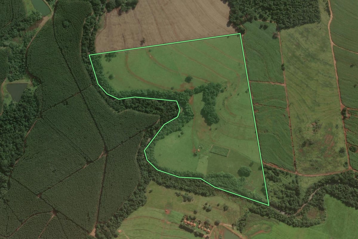 Imagem de satélite do imóvel rural em Iaras (SP), com o contorno declarado no CAR desenhado por cima.