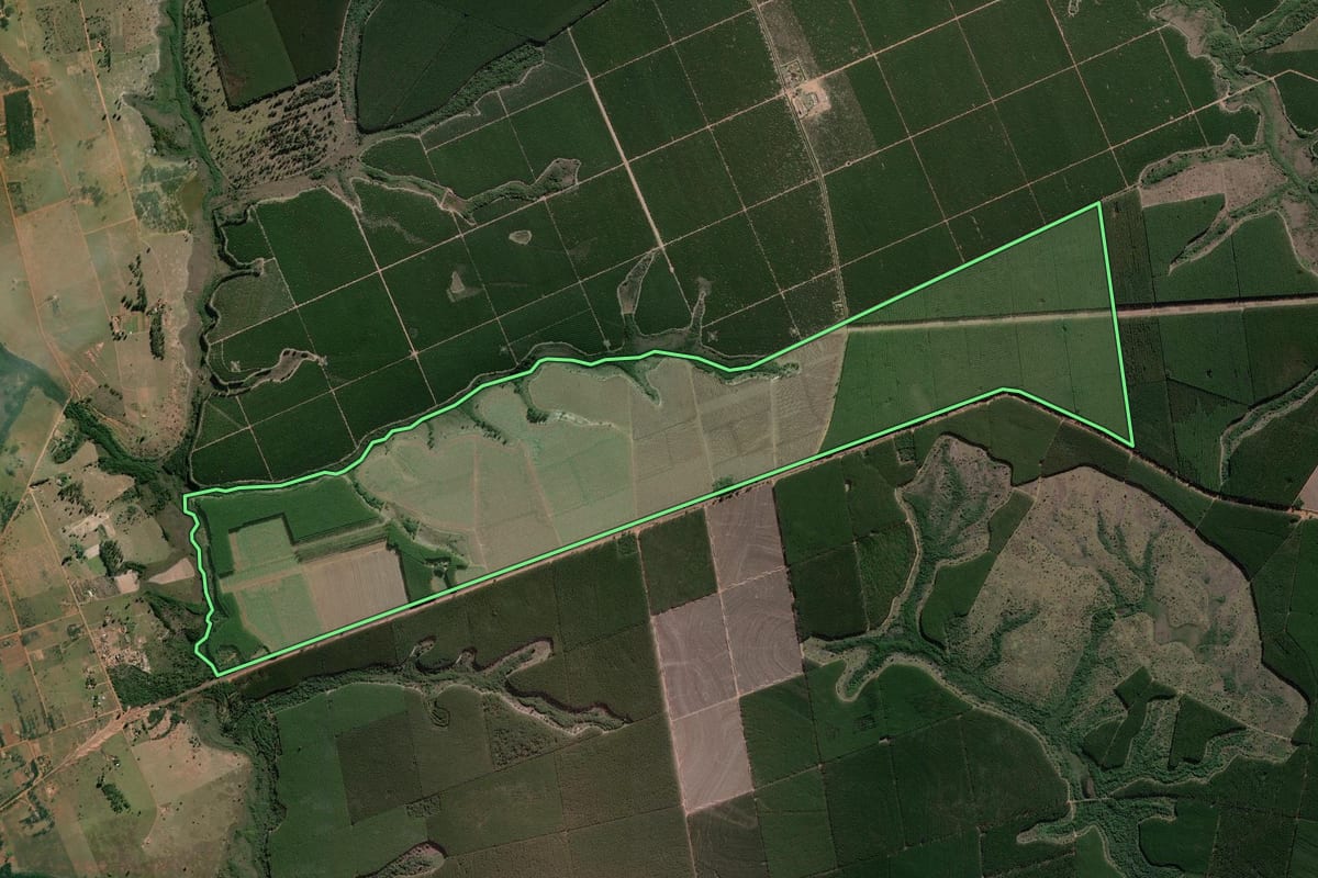 Imagem de satélite do imóvel rural em Iaras (SP), com o contorno declarado no CAR desenhado por cima.