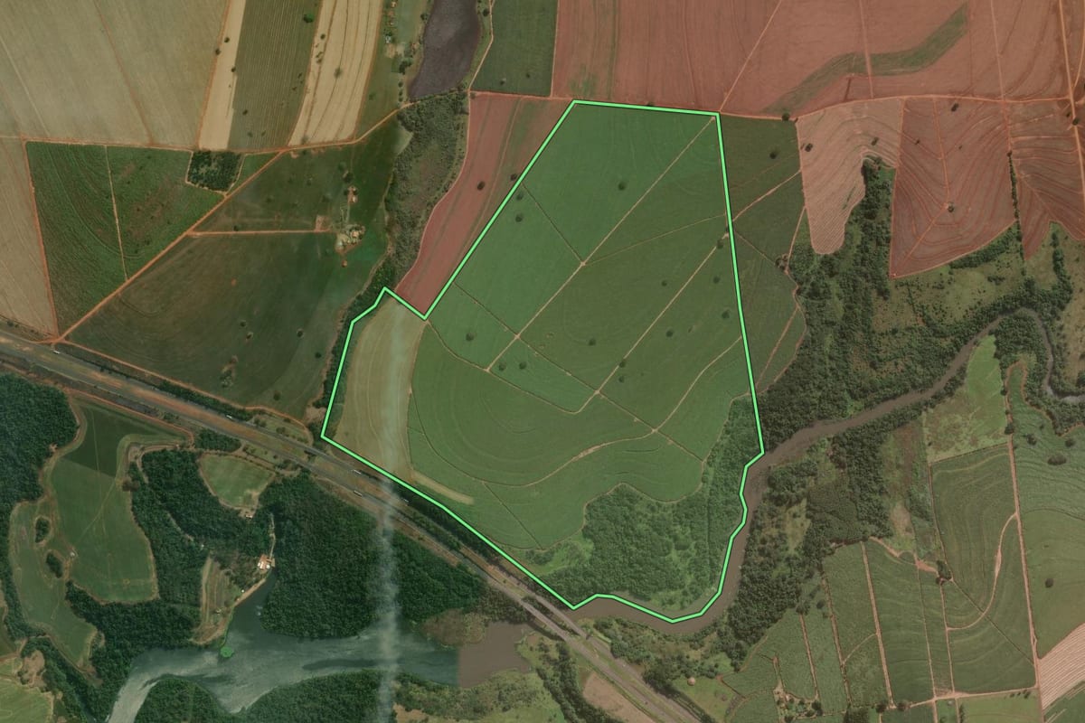 Imagem de satélite do imóvel rural em Iaras (SP), com o contorno declarado no CAR desenhado por cima.
